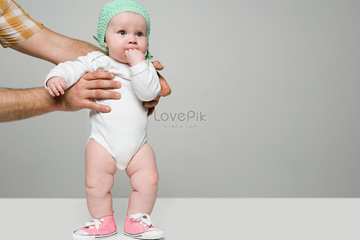 Включи взрослых малышей. Baby Arm. Man holding Baby. A Cloth to hold a Baby.