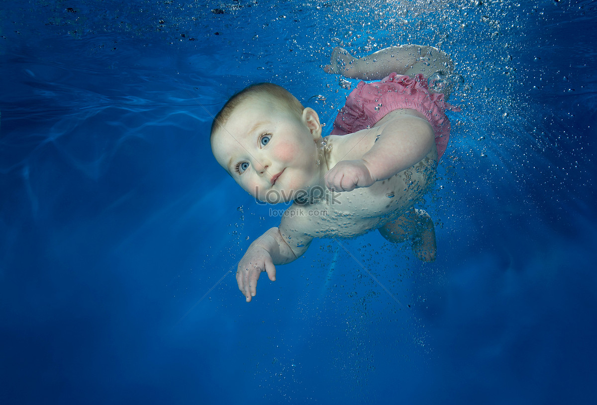 Стоковые видео по запросу Girl swimming underwater