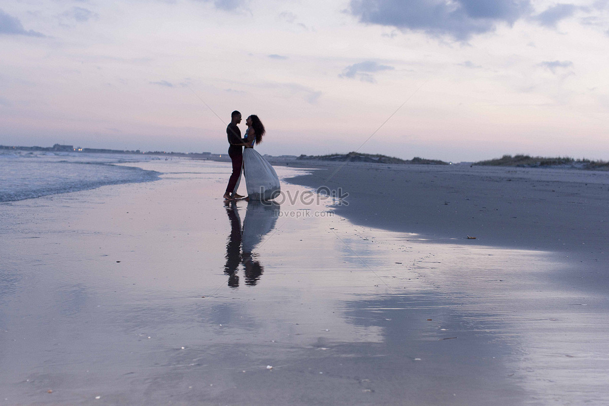 Casal Negro Na Praia Do Sol Imagem Grátis_Foto Número 501458924_JPG Formato  Imagem_pt.lovepik.com