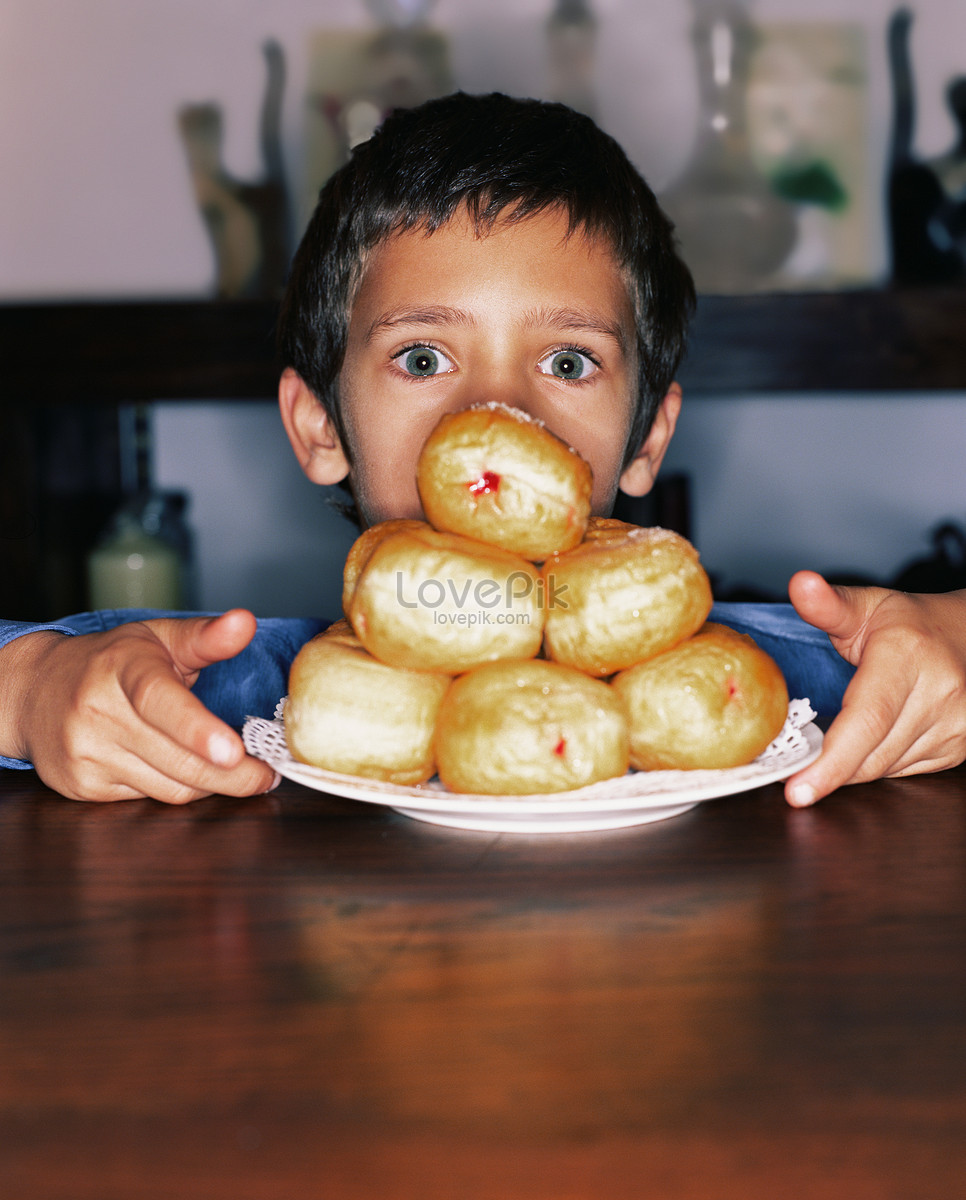 Menino Comendo Rosquinha Imagem Grátis_Foto Número 501470375_JPG Formato  Imagem_pt.lovepik.com