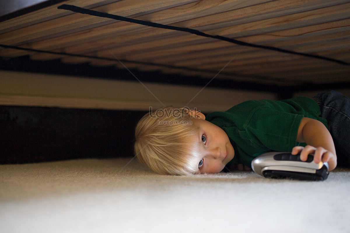 Заглядывает под кровать