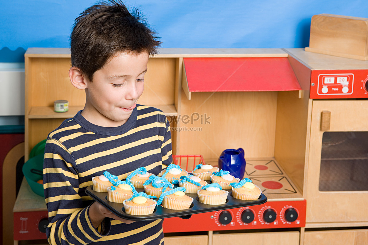 Dish boy. Мальчик держит торт.