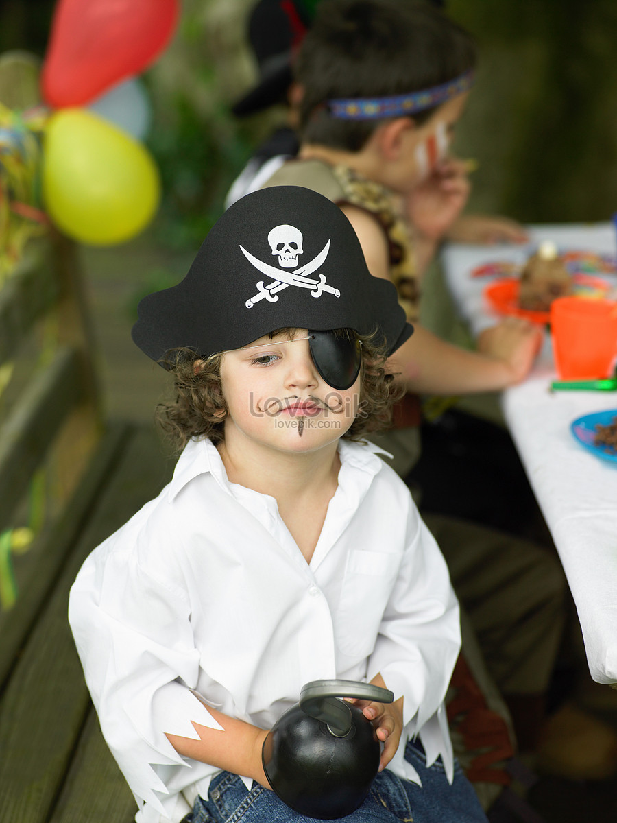 Menino com suas fantasias de pirata para jogos de boneca de papel