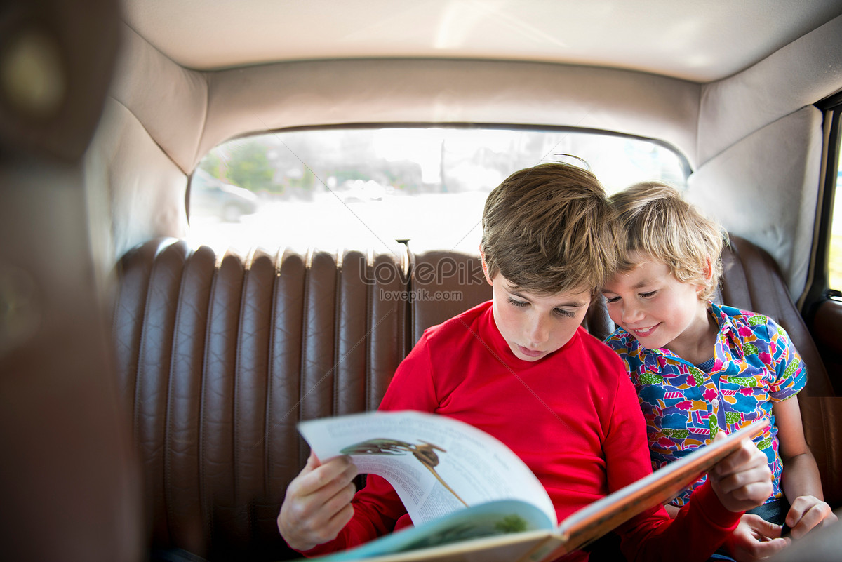 Car reading. Читает книгу в машине. Чтение мальчик и 100 автомобилей. Картинка дети едут в машине и читают книги. Картинки книги в пути в машине.