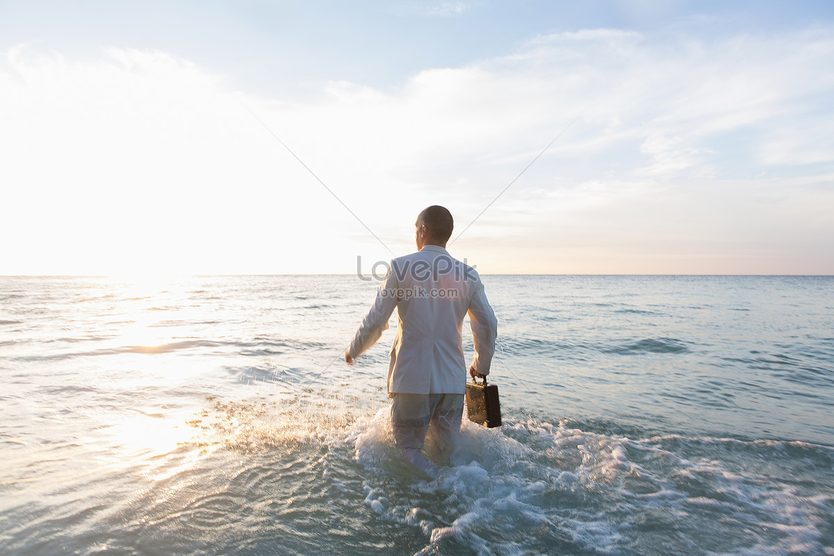 Sea standing. Бизнесмен на море. Фото предпринимателей на море.