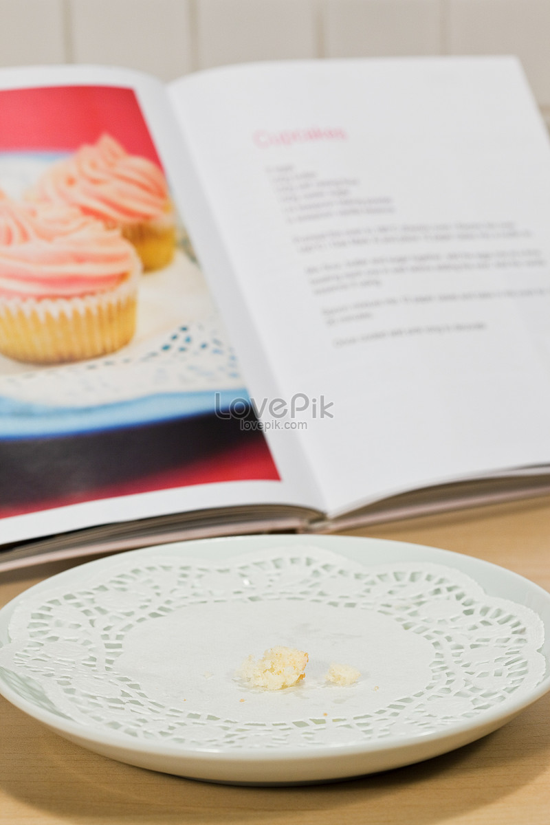 Крошки на тарелке. Тарелка с крошками. Торт с крошкой и рисунком. Cake Crumbs PNG.