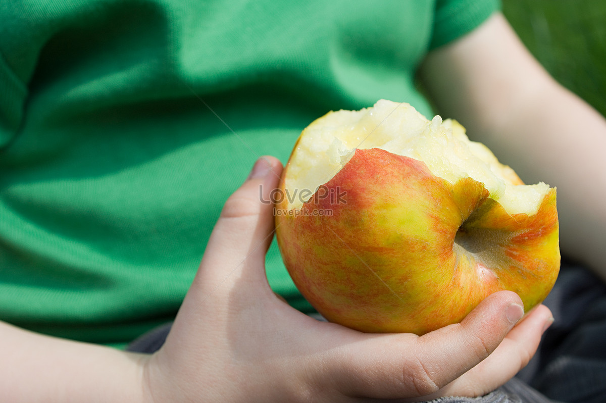 В какое время едят яблоки. Съеденное яблоко фото. Яблоки с рисунком на кожуре. Синдром яблочной кожуры. Фото с яблоками новорожденных.