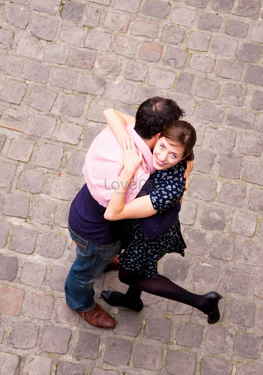 Couple Hugging In Paris Picture And Hd Photos Free Download On Lovepik 