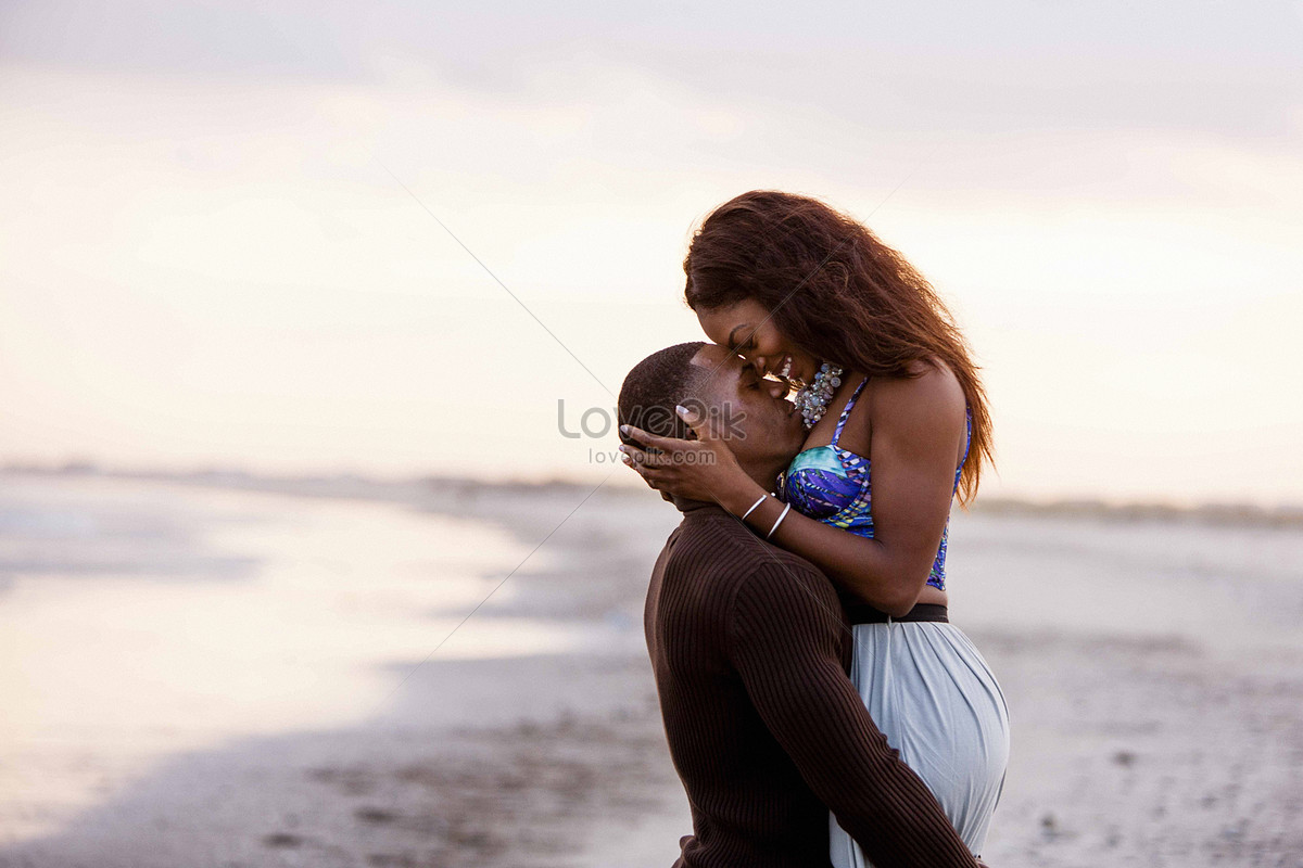 Couple Hugging On The Beach Picture And HD Photos | Free Download ...