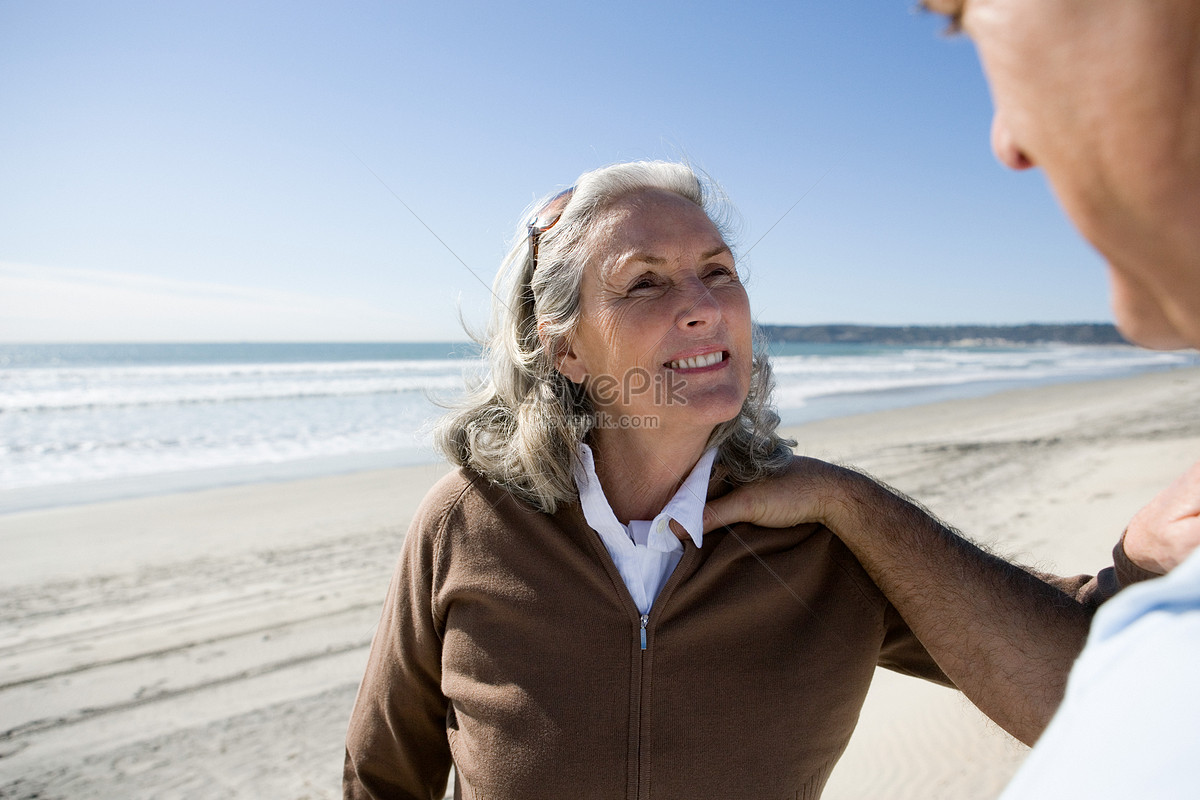 Pareja De Ancianos En La Playa Foto Descarga Gratuita Hd Imagen De