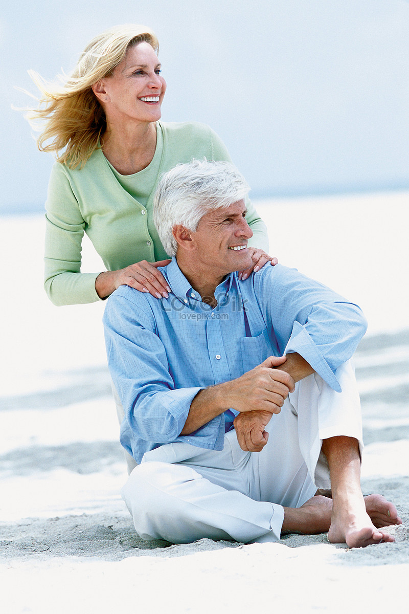 Пожилая пара сидит на пляже. Пара пенсионеров со спины на море. Здоровый образ жизни для пожилых картинки.
