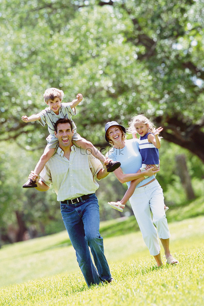 Source family. Семья в парке. Семья гуляет. Семья на прогулке в парке. Семья в парке аттракционов.