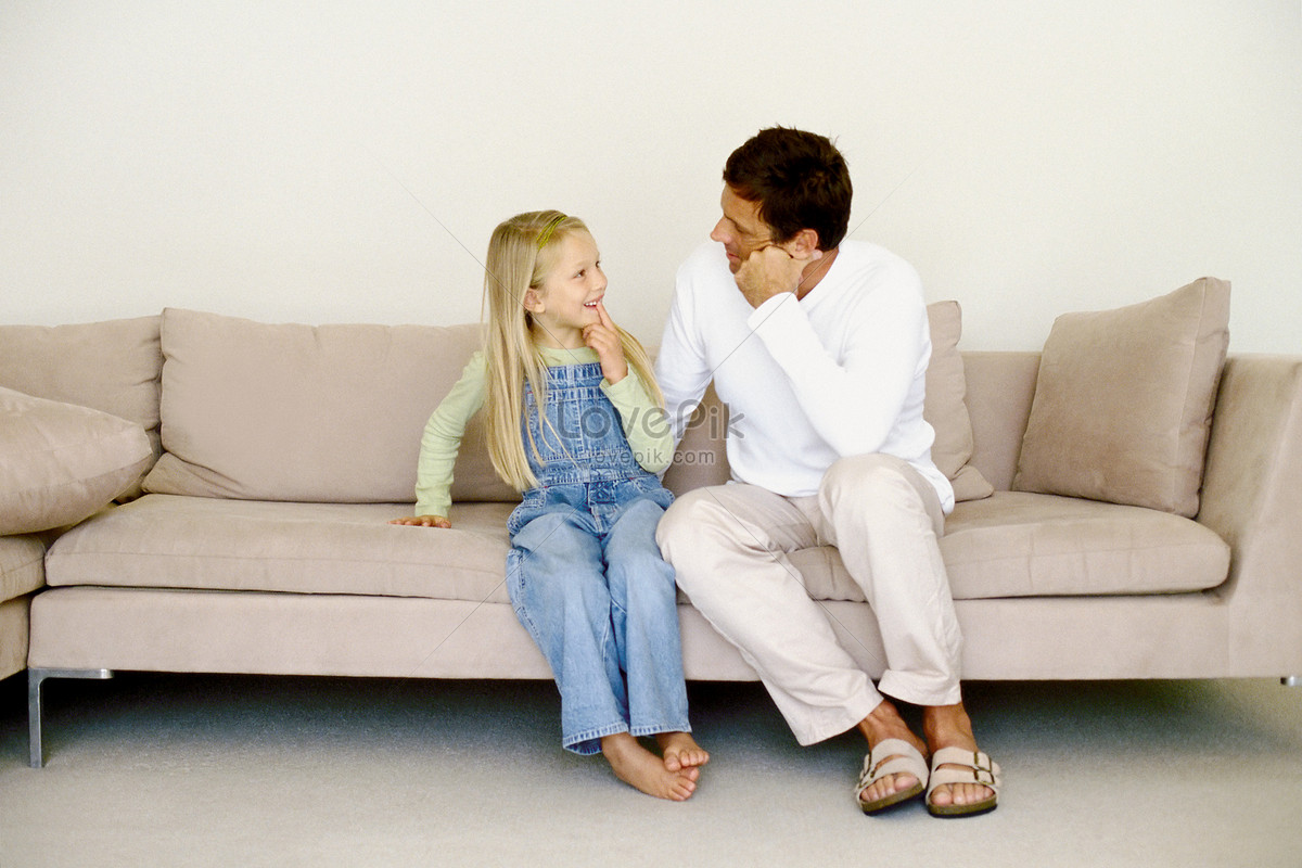 Father sit. Дочка на коленях у папы. Отец и дочь на диване. Девочка сидит на папе. Взрослые дяди и девочки.