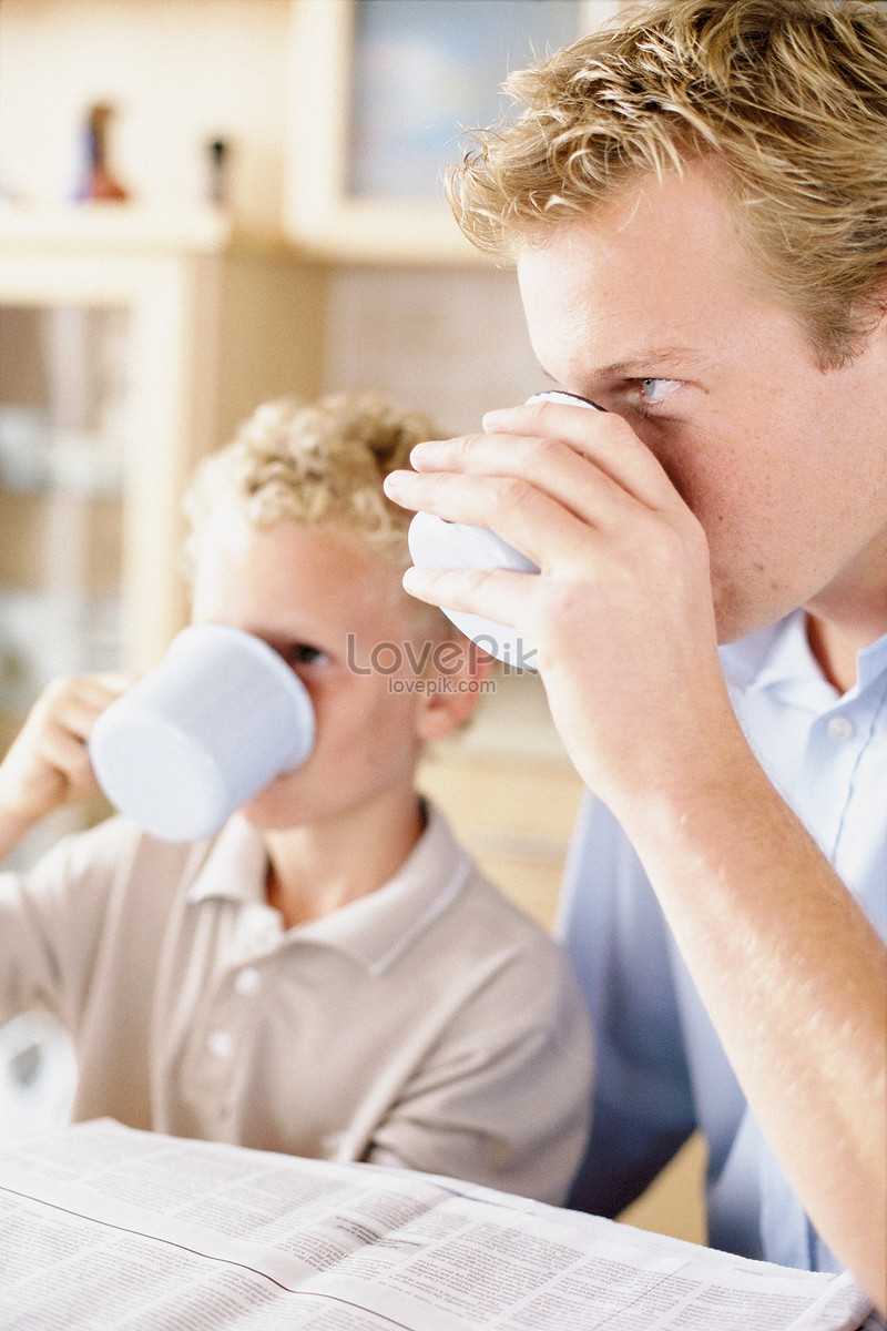 Взрослый сын пьет. Отец и сын пьют воду. Папа пьет воду. Сын пьёт в 15. Взрослый сын пьет: что делать.