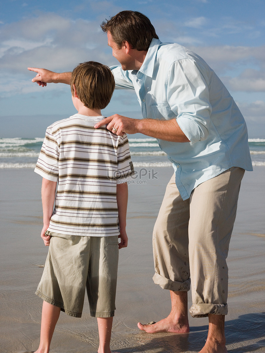 Padre E Hijo En La Playa Foto | Descarga Gratuita HD Imagen de Foto -  Lovepik