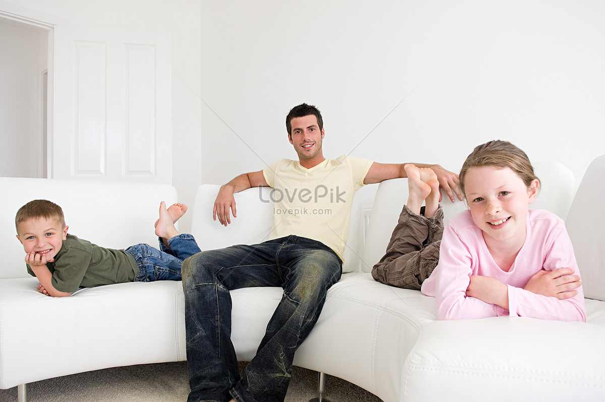Песня сидим с отцом. Папа на диване. Папа с детьми на диване. Отец сидит с ребенком на диване. Папа сидит на диване.