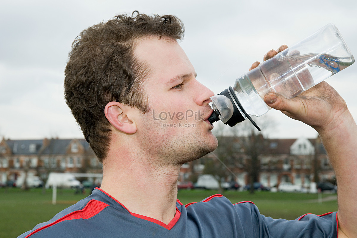 Вода на стадионе. Футболист пьет воду. Drink Water футболист. Футбол пьют воду. Вода для футболистов.