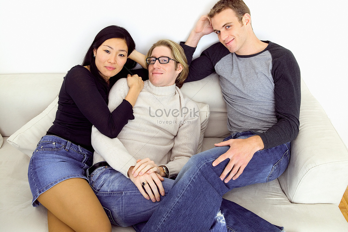 Трое друзей на диване. Фото два друга на диване. Друзья фото на диване. Диван друзья. Мама друга на диване