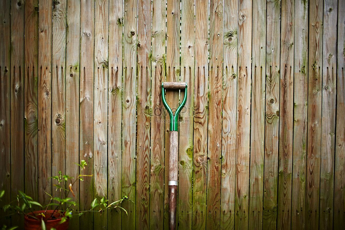 Someone is repairing the garden fence. Деревянный забор фон. Светильники на деревянный забор. Фон для садового инвентаря размытый.