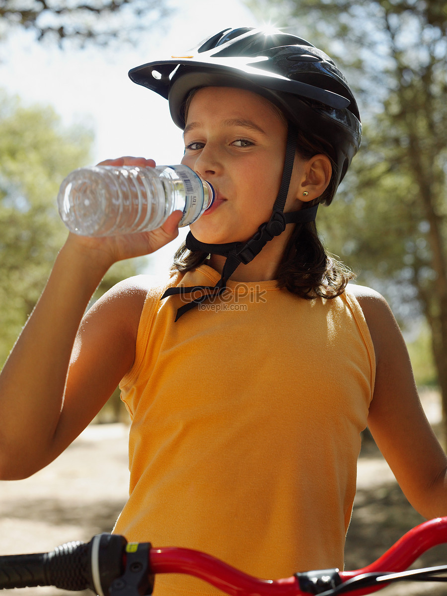 Drink a bike. Девушка с велосипедом пьет воду. Велосипедист пьет из бутылочки воду. Travelling by Bike and drinking Beer плакат.