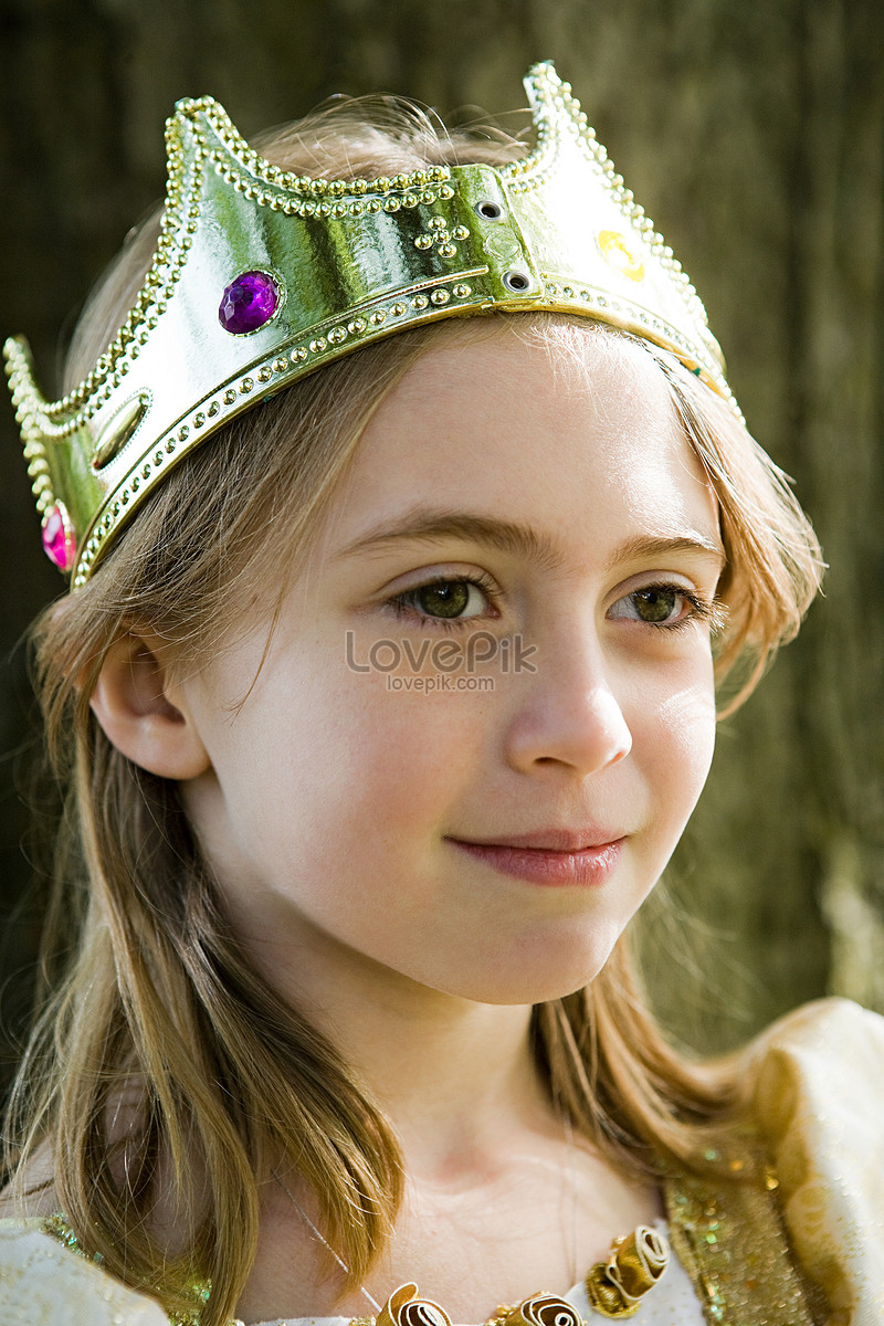 Chica Vestida Como Una Reina Con Una Corona Foto | Descarga Gratuita HD  Imagen de Foto - Lovepik