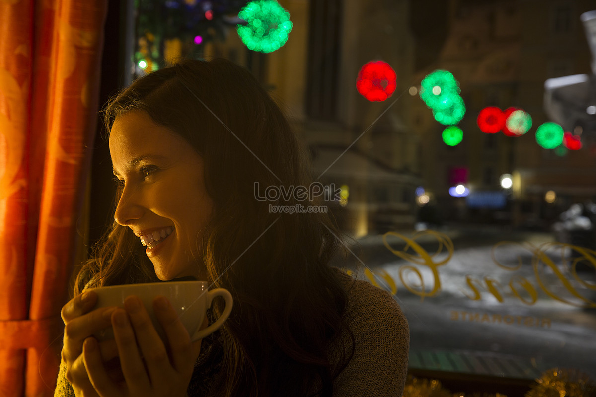 Chica Tomando Café En La Cafetería Foto | Descarga Gratuita HD Imagen de  Foto - Lovepik