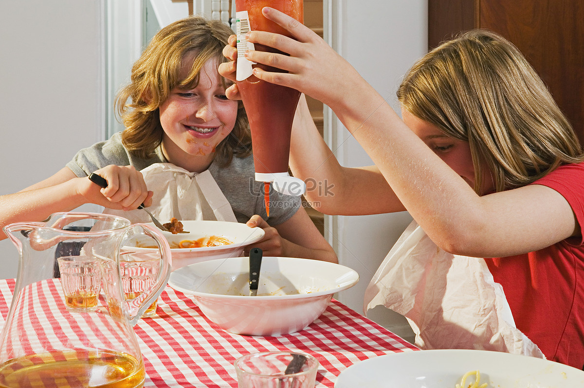 Едим за четверых. Две девушки за столом едят торт. Девочка за столом испачканными руками. Приглашают за стол девочек. Девушка ест за столом 90-х.