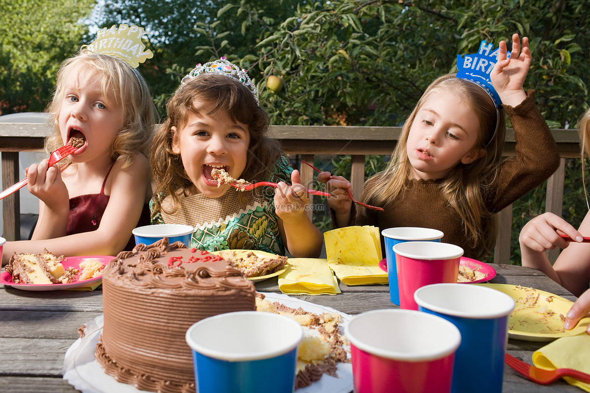 孩子吃蛋糕 库存图片. 图片 包括有 节假日, 团体, 食物, 表面, 友谊, 庭院, 草甸, 童年, 公园 - 60105179