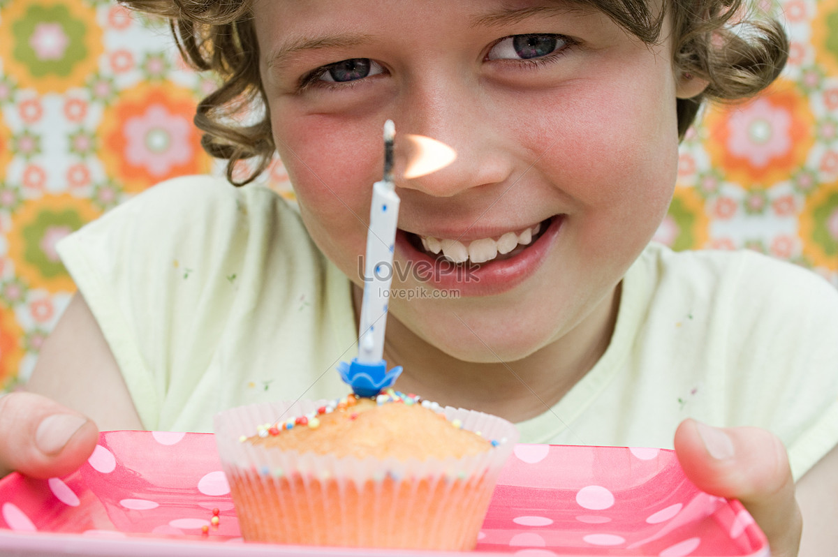 Девушка лицом в торт штырь. Маленькая девочка держит торт. Девочка с тортиком без лица.