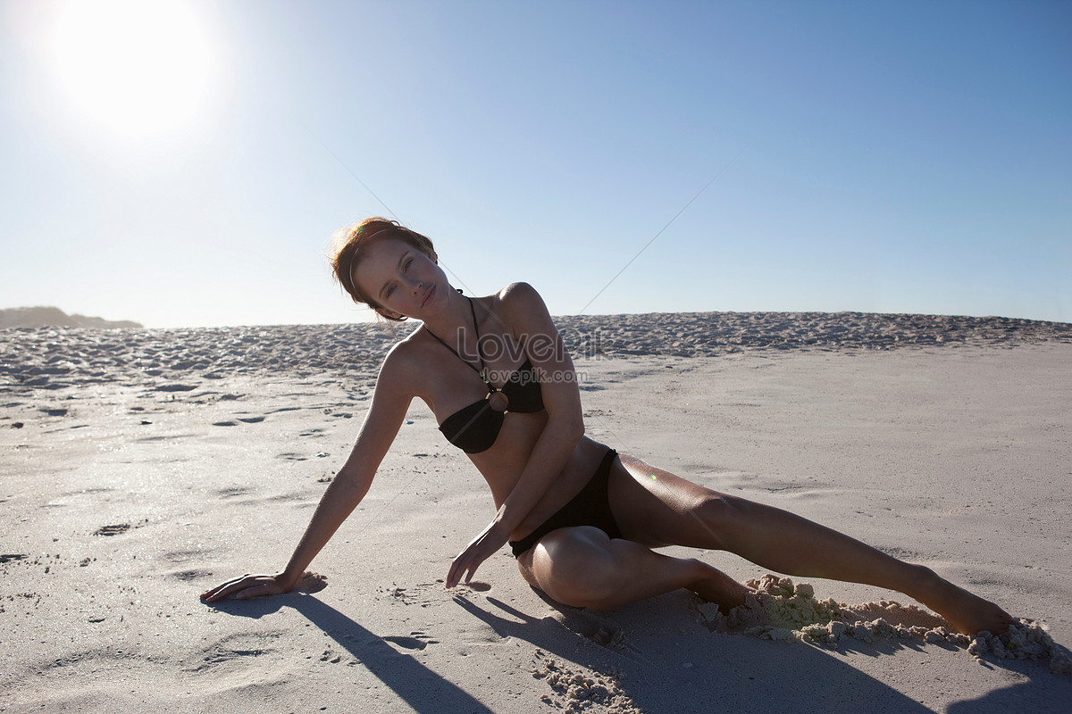 Девушка лежит на пляже. Стоковое фото № , фотограф Игорь Бородин / Фотобанк Лори