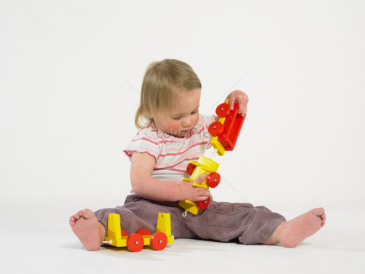 Os Pais Trazem a Criança Sentar-se Em Um Grande Trem Do Brinquedo Foto de  Stock Editorial - Imagem de porcelana, moderno: 62188673