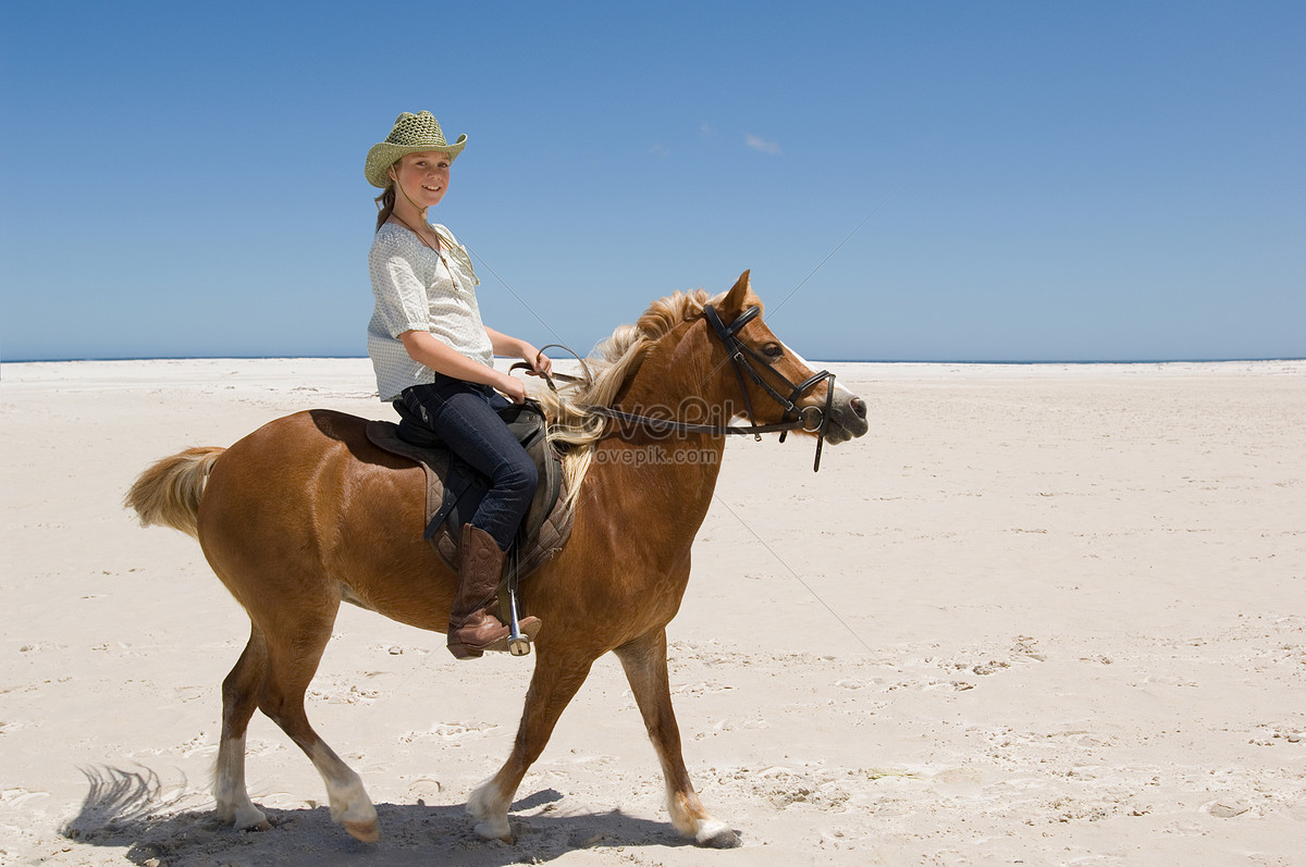 She s riding a horse. Девушка на лошади на рабочий стол. Девушка верхом на собаке. Девушка верхом на рабе.