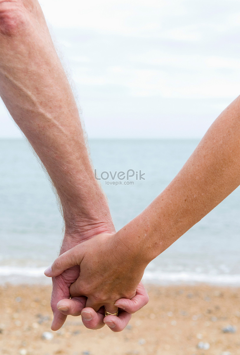 Trong bức ảnh này, cả hai người nắm tay nhau một cách tự nhiên và tình cảm đầy đủ. Điều này khiến cho bức ảnh trở nên rất đẹp và đáng yêu. Hãy xem bức ảnh để cảm nhận tình yêu và tình bạn thật sự.