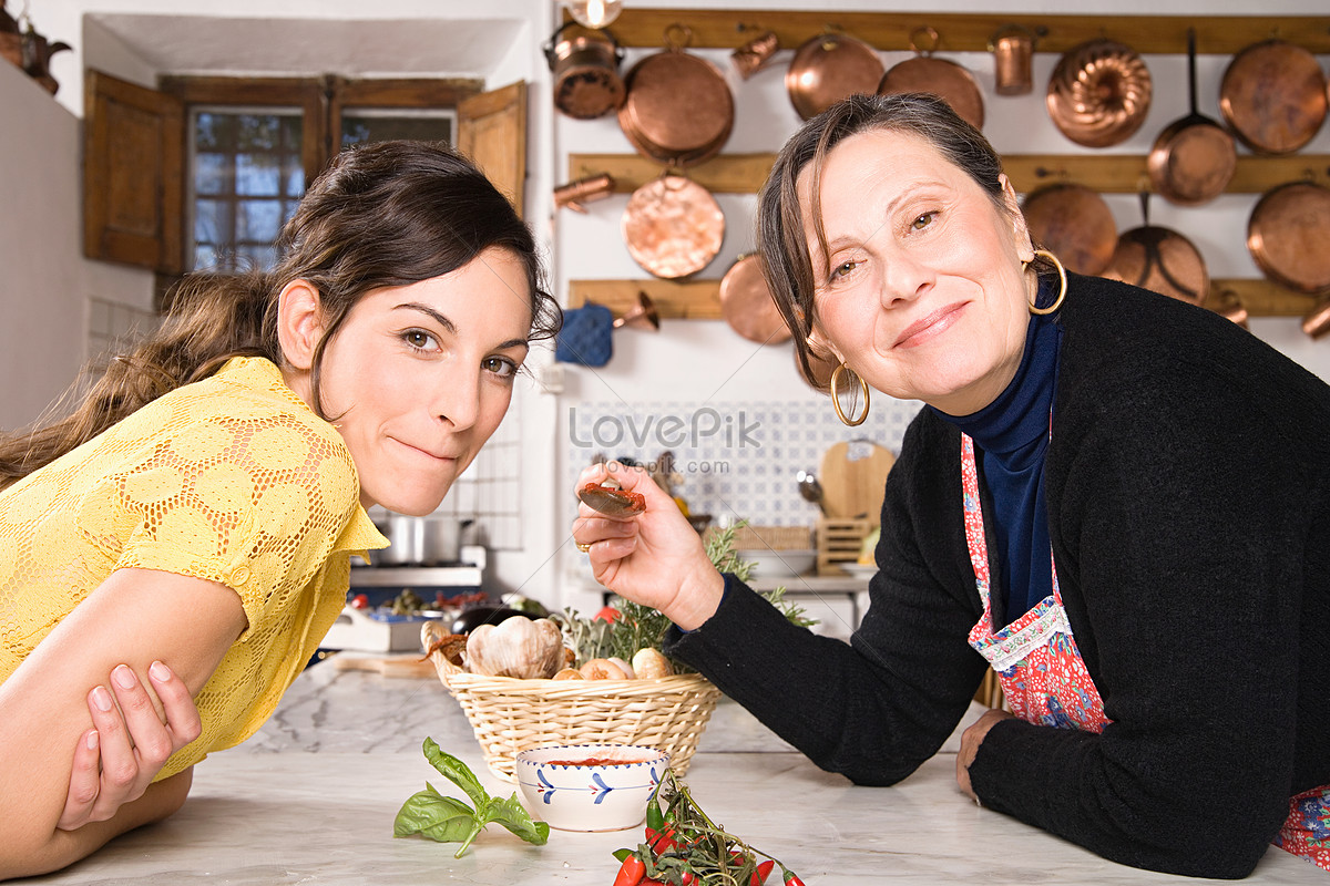 Italian Mother And Daughter In The Kitchen Picture And Hd Photos Free Download On Lovepik