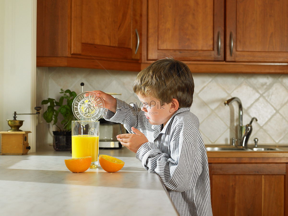 The boy in the kitchen. Сок на кухне. Маленький мальчик на кухне. Мальчики на кухне Рождество. Мальчики что то сделали с девочками на кухне.