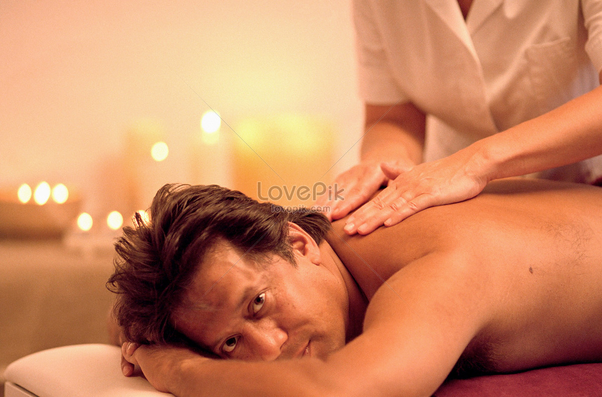 Скрытая массаж мужчины. Фото спины в спа. Виды массажа спины. Форма массажиста. Администратор массажа.