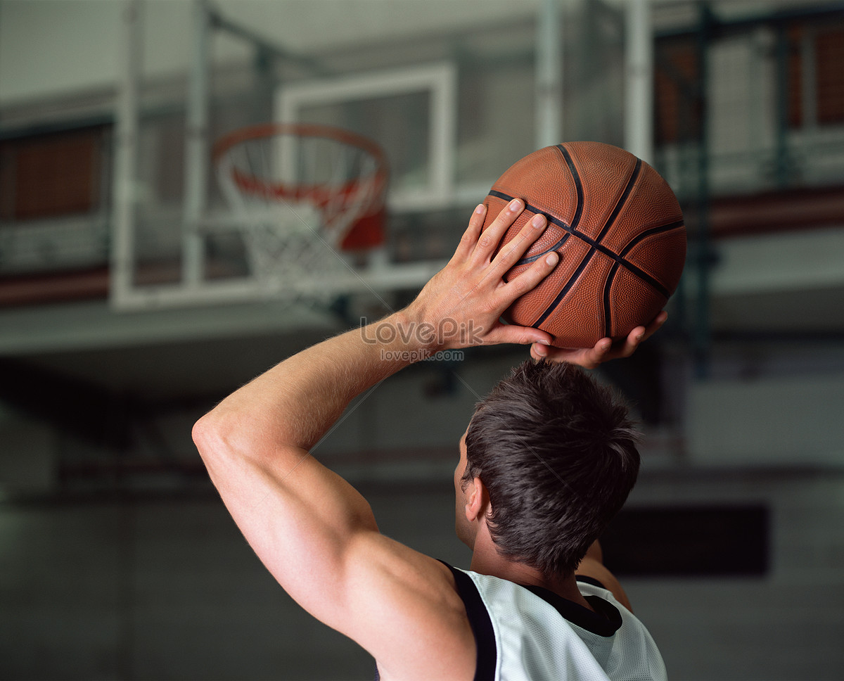 Сверху кидать. Баскетбольный мяч. Баскетбольный мяч в руках. Баскетболист с мячом. Человек с баскетбольным мячом.