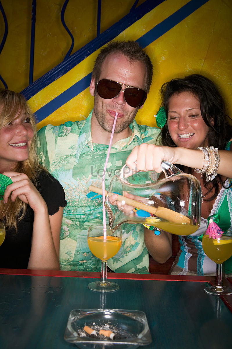 Hombre Y Dos Mujeres Bebiendo En El Bar Foto | Descarga Gratuita HD Imagen  de Foto - Lovepik