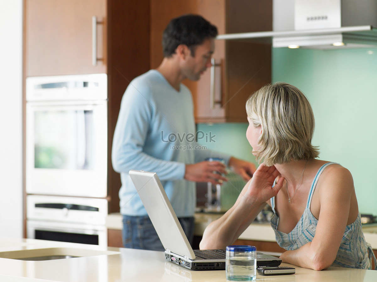 Сидим с мужем на кухне. Фото кухня в ноутбуке. Изменяет слепому мужу на кухне.