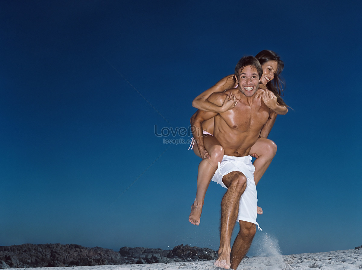 Hombre Llevando A Su Esposa Foto Descarga Gratuita HD Imagen de Foto imagen imagen