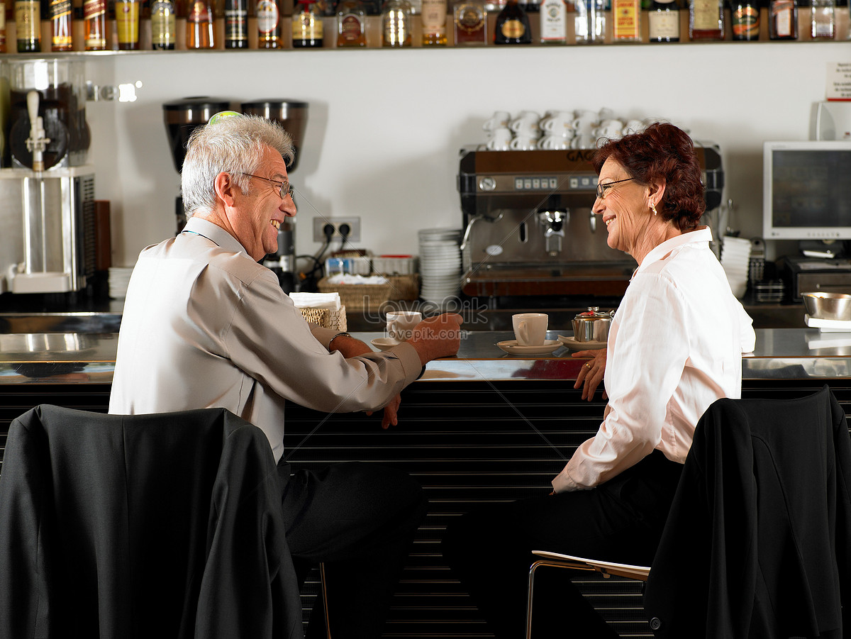 Hombre Tomando Café En Un Bar Foto | Descarga Gratuita HD Imagen de Foto -  Lovepik