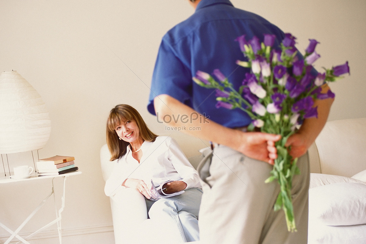 รูปผู้ชายพร้อมที่จะมอบดอกไม้ให้กับผู้หญิง, Hd รูปภาพดอกไม้, ของที่ระลึก,  ในร่ม ดาวน์โหลดฟรี - Lovepik