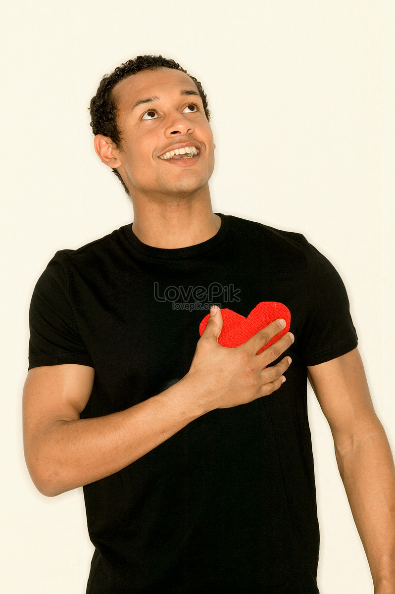 Мужик в красной футболке с рисунком фото. Wear heart