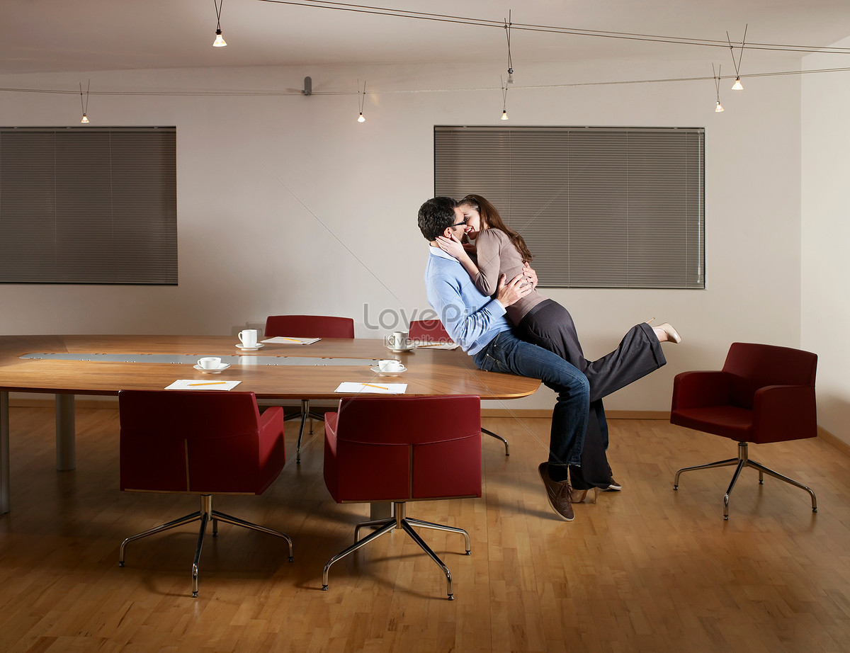 Men And Women Kissing In The Office Picture And HD Photos | Free Download  On Lovepik