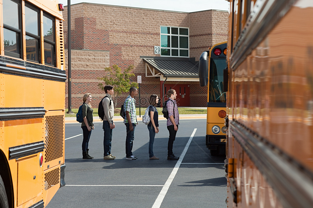 Школьники в автобусе фото. Студенты в автобусе. Waiting a Bus like a Swede.