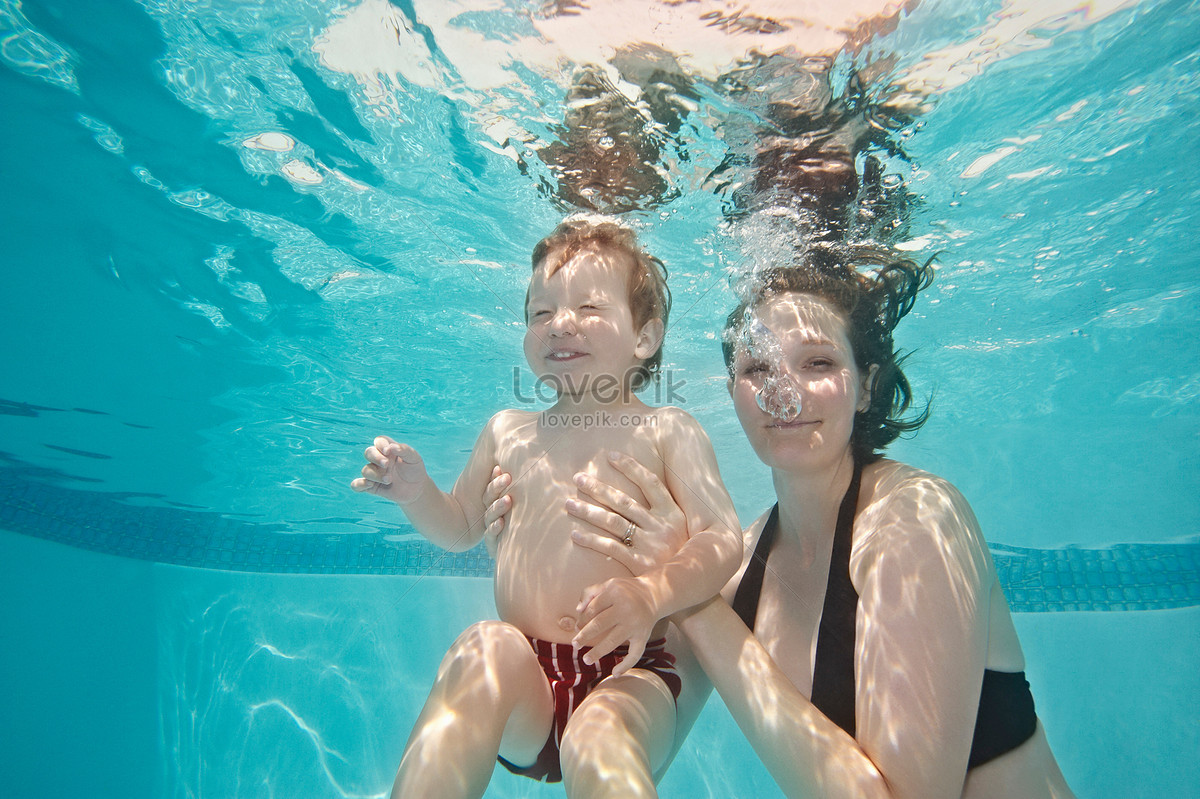 Water mothering. Мама под водой. Мама и дочь под водой. Мама и дочка smiling Underwater. Мамы под водой в контакте.