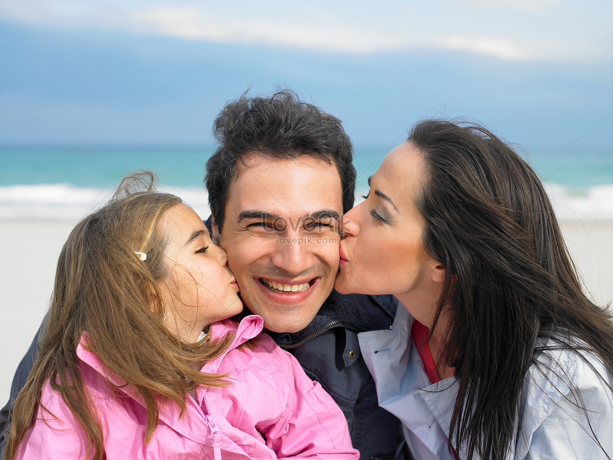 Madre E Hija Besándose Padre Foto | Descarga Gratuita HD Imagen de Foto -  Lovepik