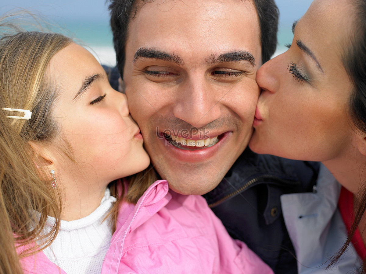 Mother And Daughter Kissing Father Picture And Hd Photos Free Download On Lovepik
