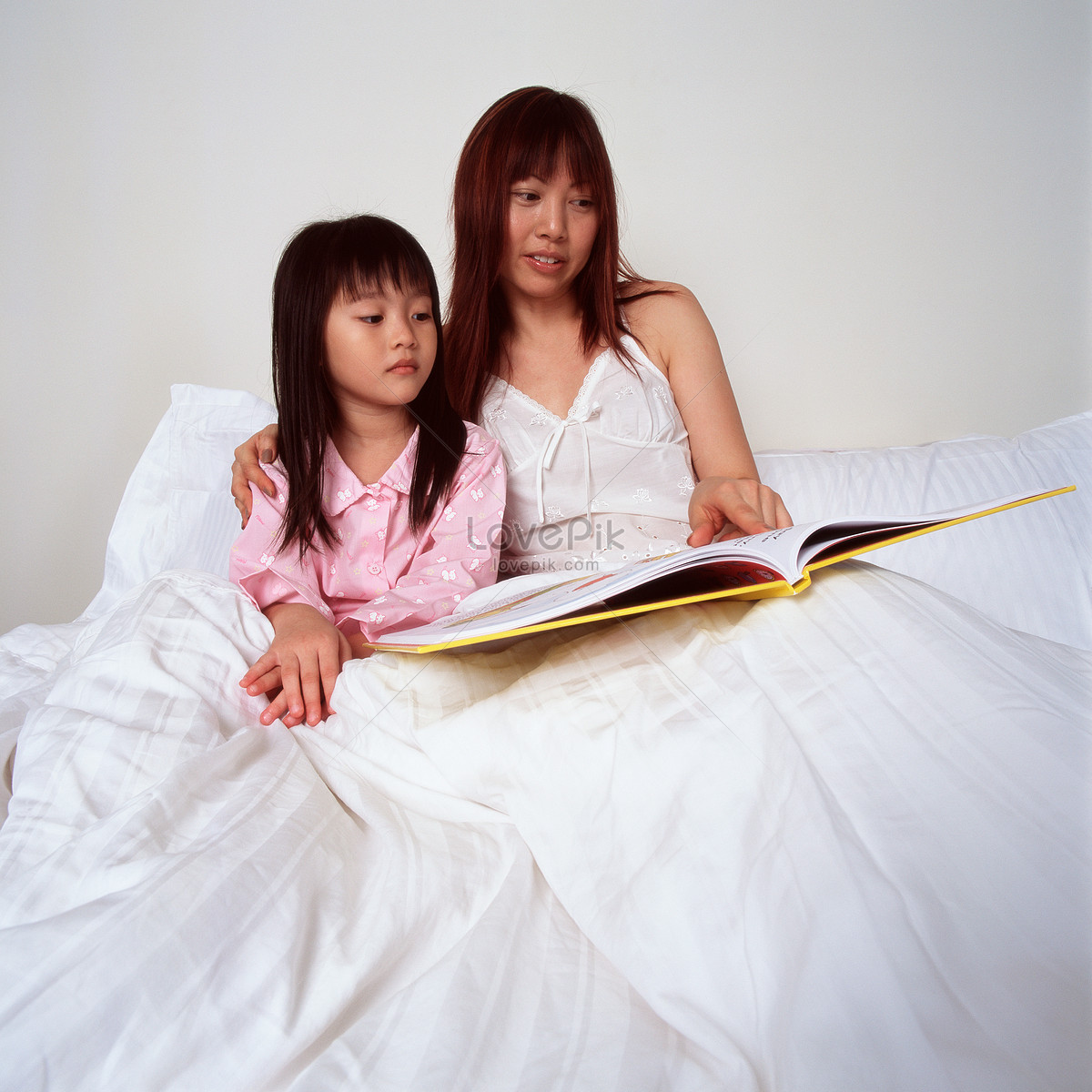 Сестра матери читать. Японская мама в постели. Мама с дочкой читают книгу фото. Фото где мама и дочка читают книгу в палатке.