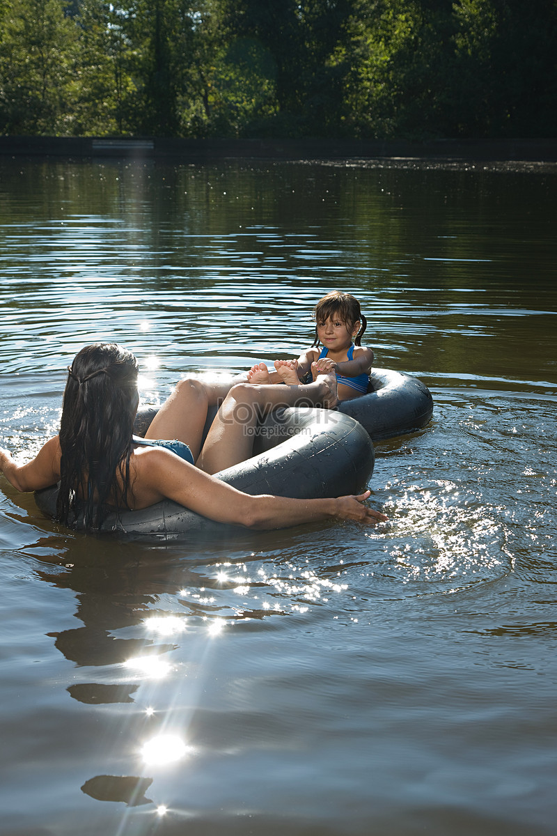 Девочки развлекаются на озере. Женщины веселятся на озере. С мамой на озере. Дочка на озере. Мама на озере рассказы